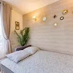 Апартаменты Versailles Rustic - Charm & Comfort 7min Palace Ле-Шене